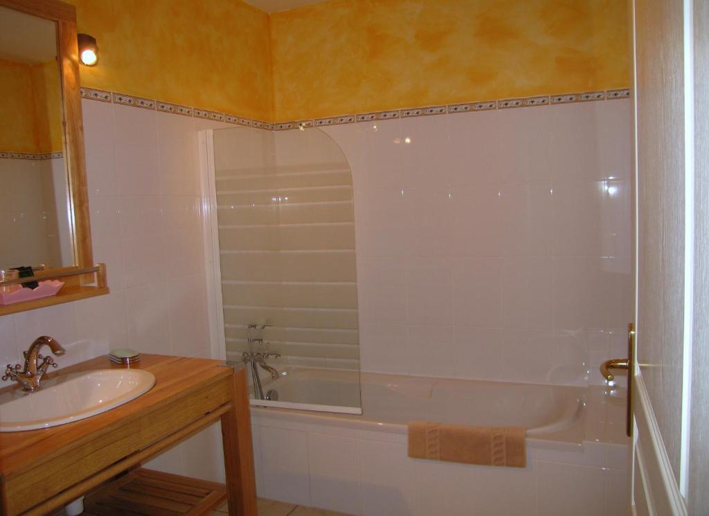Hotel De La Barbacane Tiffauges Стая снимка