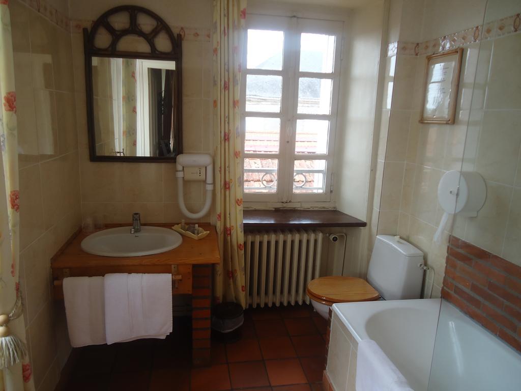 Hotel De La Barbacane Tiffauges Стая снимка