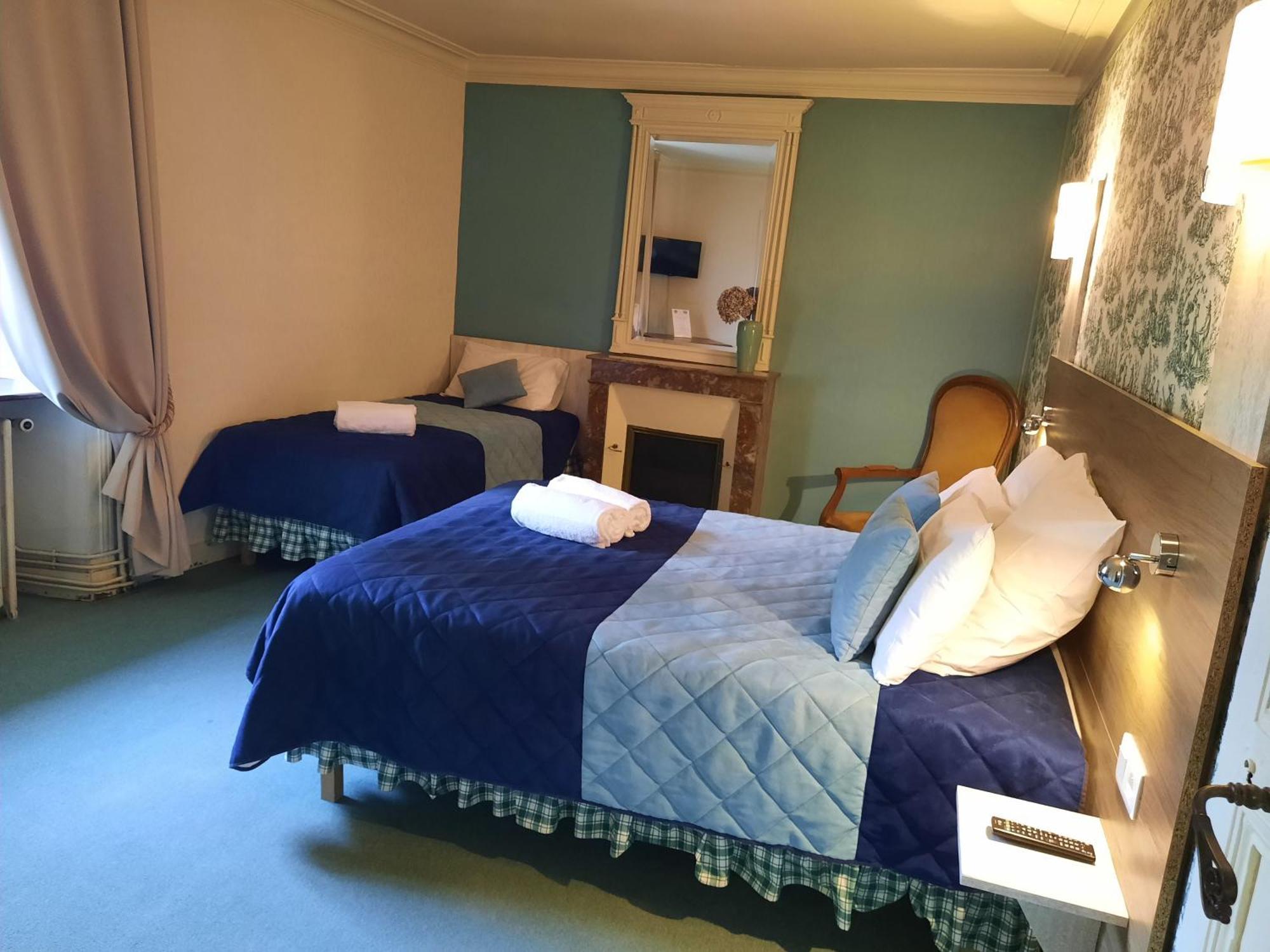 Hotel De La Barbacane Tiffauges Стая снимка